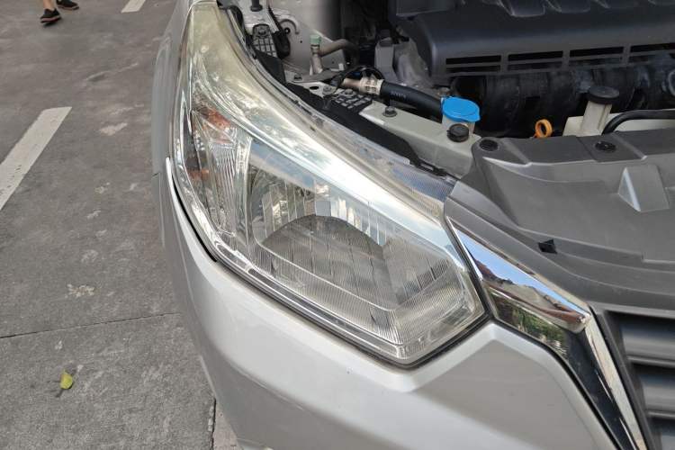 Used Venucia R50 2013 1.6L Automatic Fashion Edition Right Front Headlight
