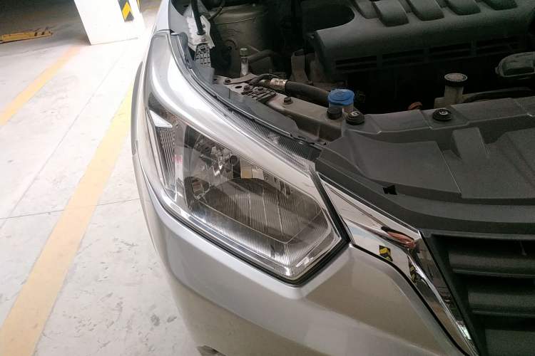 Used Venucia R50 2013 1.6L Automatic Fashion Edition Right Front Headlight