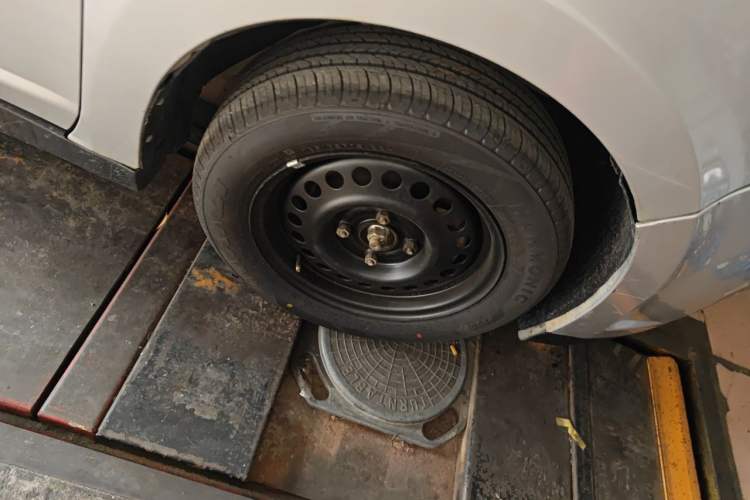 Used Venucia R50 2013 1.6L Automatic Fashion Edition Right Front Wheel Hub