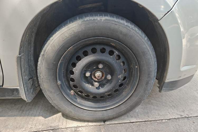 Used Venucia R50 2013 1.6L Automatic Fashion Edition Right Front Wheel Hub