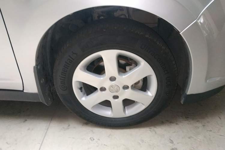 Used Venucia R50 2013 1.6L Automatic Fashion Edition Right Front Wheel Hub