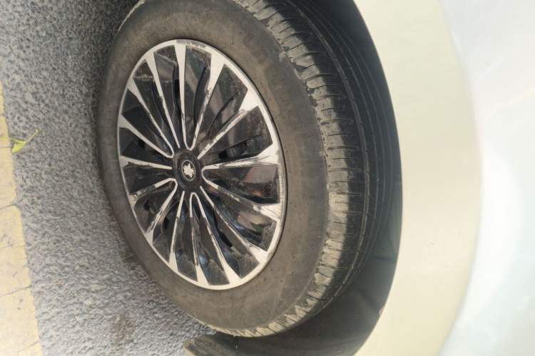 Used Venucia R50 2013 1.6L Automatic Fashion Edition Right Front Wheel Hub