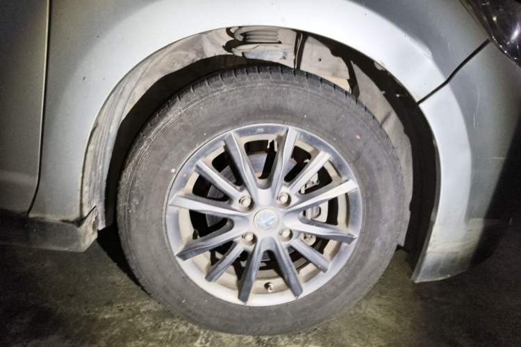 Used Venucia R50 2013 1.6L Automatic Fashion Edition Right Front Wheel Hub