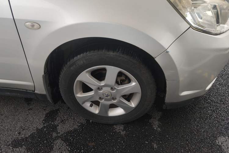 Used Venucia R50 2013 1.6L Automatic Luxury Edition Right Front Wheel Hub