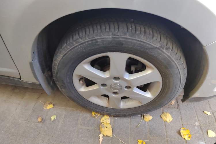 Used Venucia R50 2013 1.6L Automatic Luxury Edition Right Front Wheel Hub