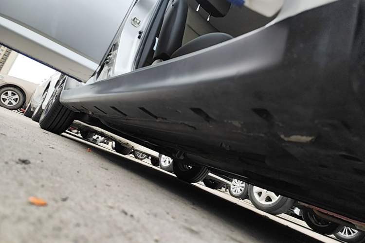 Used Venucia R50 2013 1.6L Manual Fashion Edition Right Side Sill