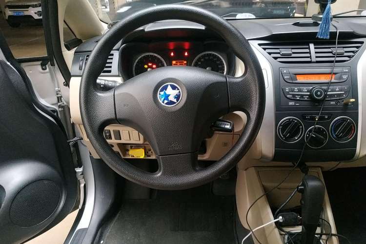 Used Venucia R50 2013 1.6L Automatic Fashion Edition Steering Wheel