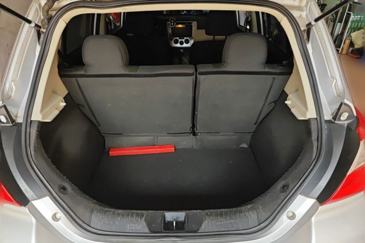 Used Venucia R50 2013 1.6L Automatic Fashion Edition Trunk