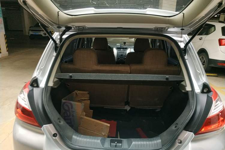 Used Venucia R50 2013 1.6L Automatic Fashion Edition Trunk