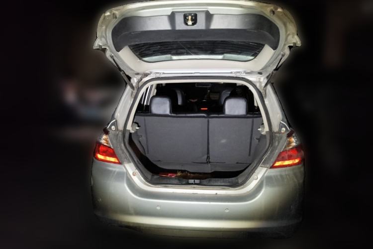 Used Venucia R50 2013 1.6L Automatic Fashion Edition Trunk