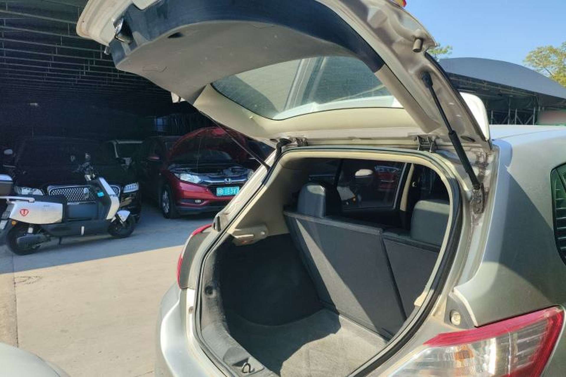 Used Venucia R50 2013 1.6L Manual Fashion Edition Trunk