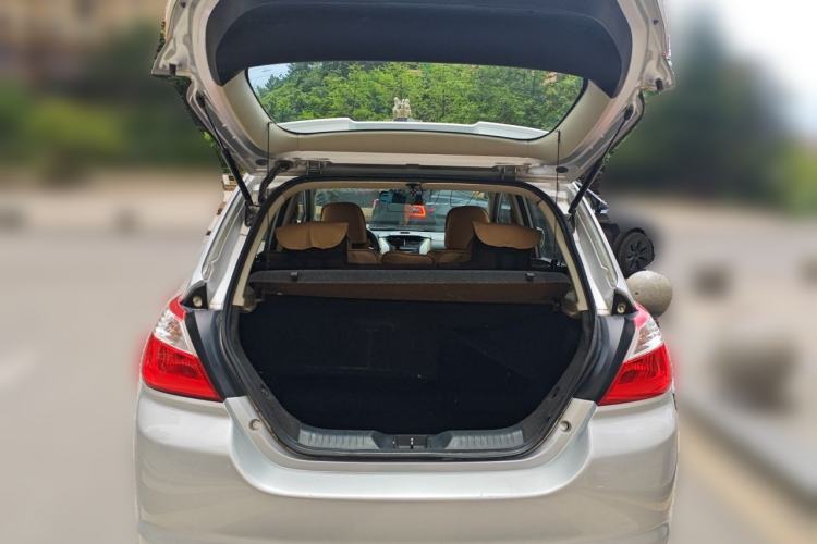 Used Venucia R50 2013 1.6L Manual Fashion Edition Trunk
