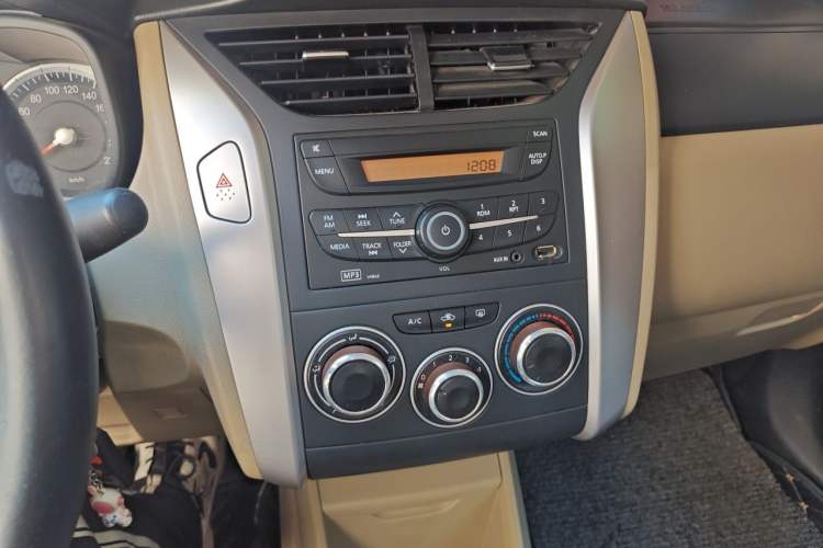 Used Venucia R50 2013 1.6L Manual Fashion Edition Audio And AC Panel