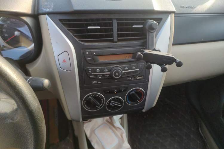 Used Venucia R50 2013 1.6L Manual Fashion Edition Audio And AC Panel