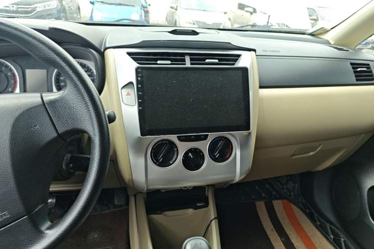 Used Venucia R50 2013 1.6L Manual Fashion Edition Audio And AC Panel