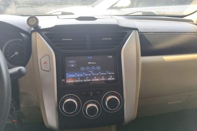 Used Venucia R50 2013 1.6L Automatic Fashion Edition Audio And AC Panel