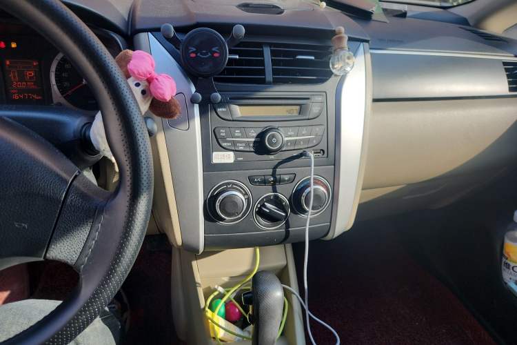 Used Venucia R50 2013 1.6L Automatic Luxury Edition Audio And AC Panel