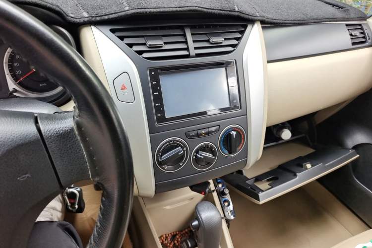 Used Venucia R50 2013 1.6L Automatic Luxury Edition Audio And AC Panel
