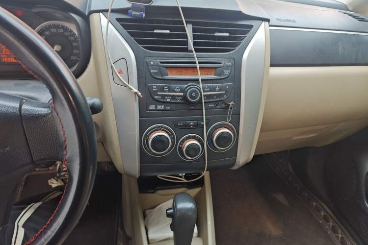 Used Venucia R50 2013 1.6L Automatic Luxury Edition Audio And AC Panel