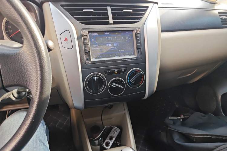 Used Venucia R50 2013 1.6L Manual Fashion Edition Audio And AC Panel