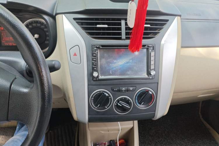 Used Venucia R50 2013 1.6L Manual Fashion Edition Audio And AC Panel