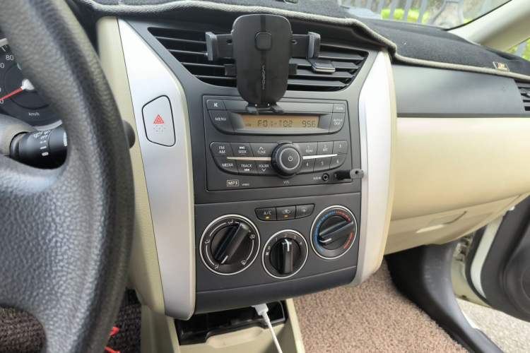 Used Venucia R50 2013 1.6L Manual Fashion Edition Audio And AC Panel