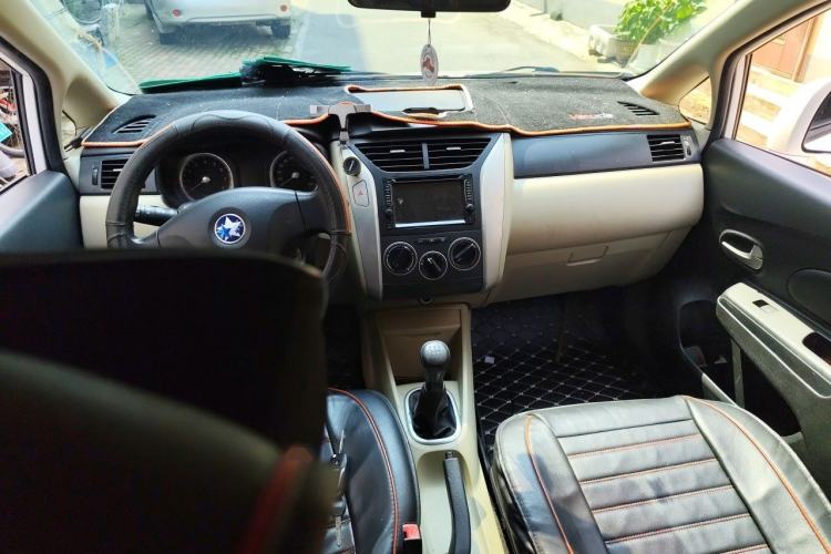 Used Venucia R50 2013 1.6L Manual Fashion Edition Center Console