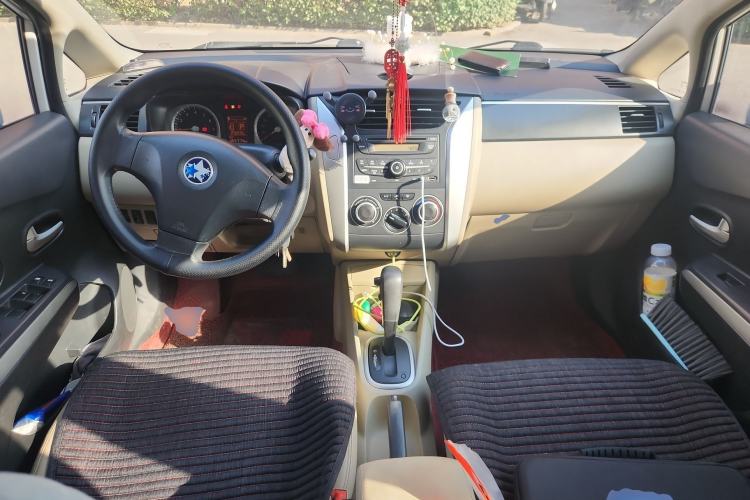 Used Venucia R50 2013 1.6L Automatic Luxury Edition Center Console