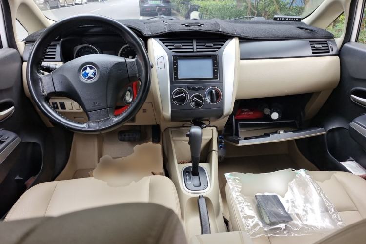 Used Venucia R50 2013 1.6L Automatic Luxury Edition Center Console