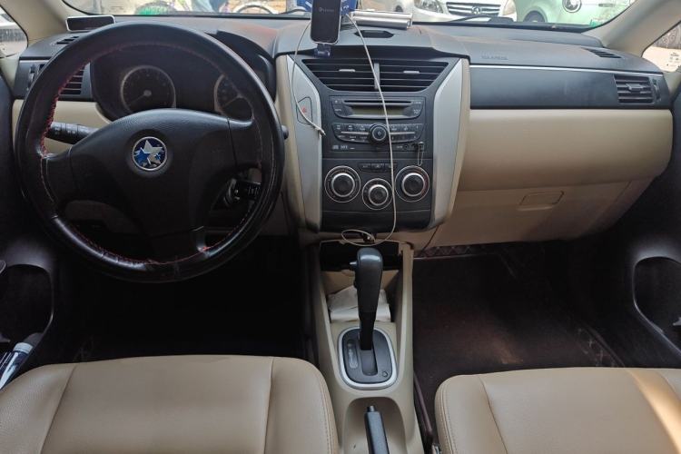 Used Venucia R50 2013 1.6L Automatic Luxury Edition Center Console