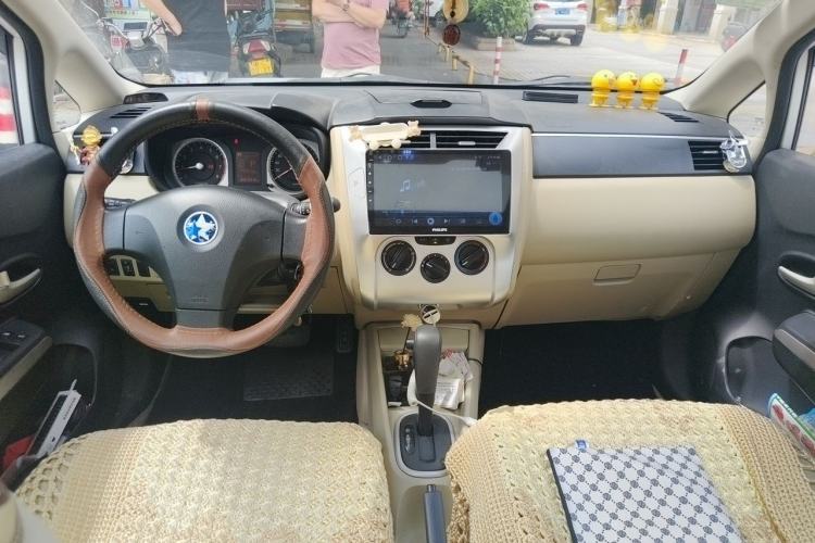 Used Venucia R50 2013 1.6L Automatic Luxury Edition Center Console