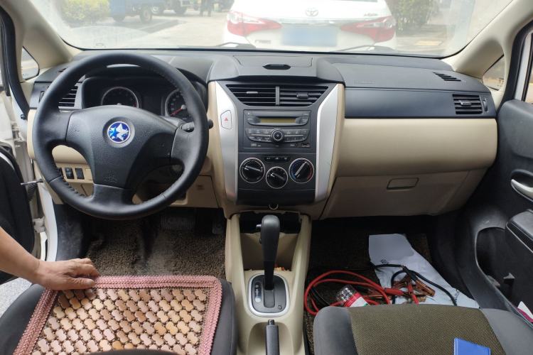 Used Venucia R50 2013 1.6L Automatic Fashion Edition Center Console