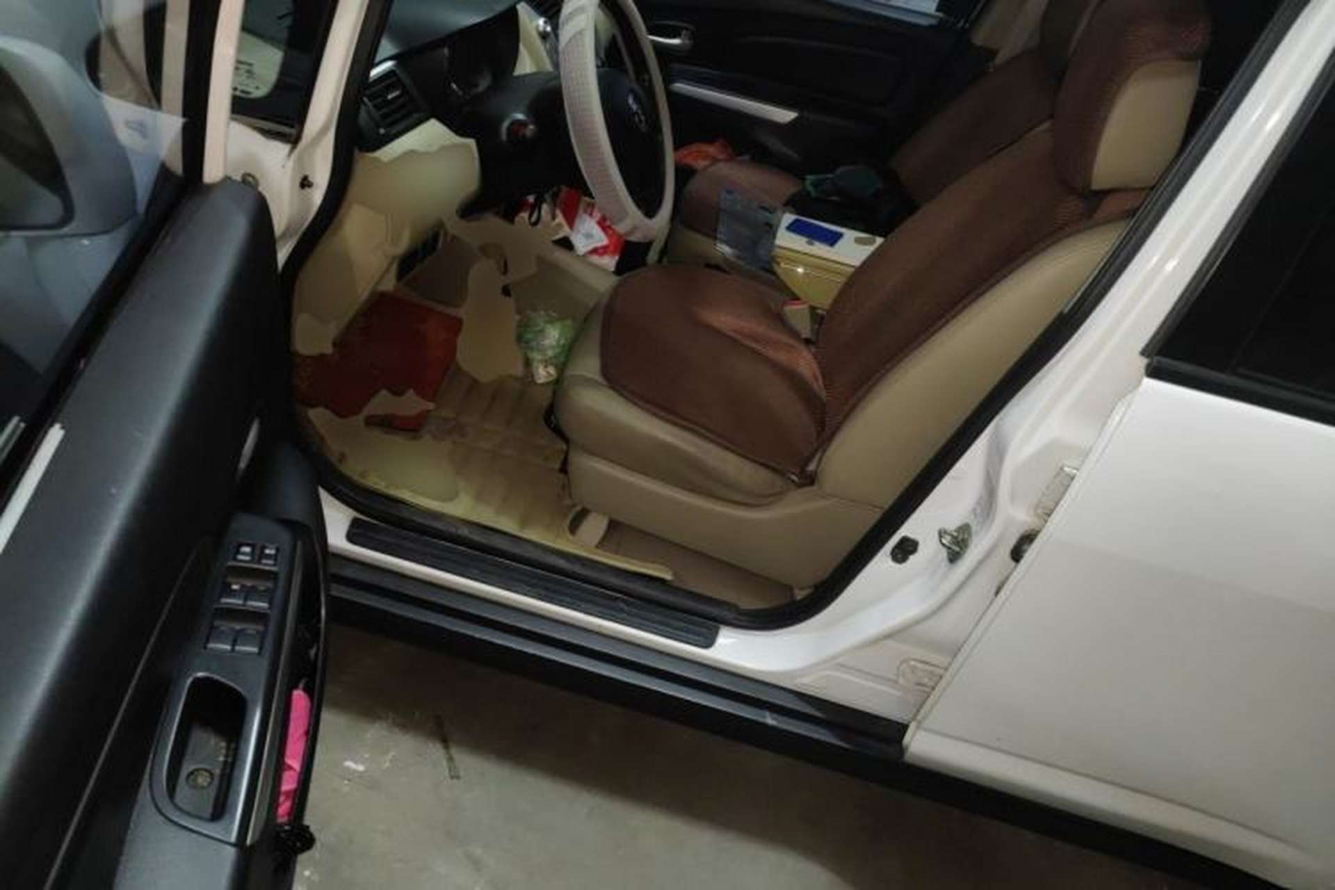 Used Venucia R50 2013 1.6L Manual Version with Beidou Navigation Driver Seat