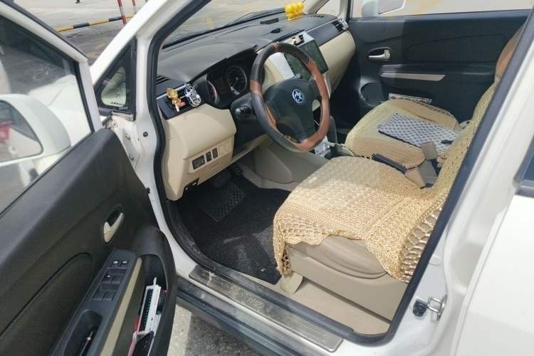 Used Venucia R50 2013 1.6L Automatic Luxury Edition Driver Seat