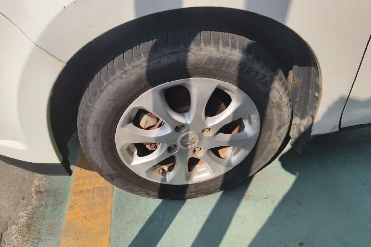 Used Venucia R50 2013 1.6L Automatic Fashion Edition Exterior 7