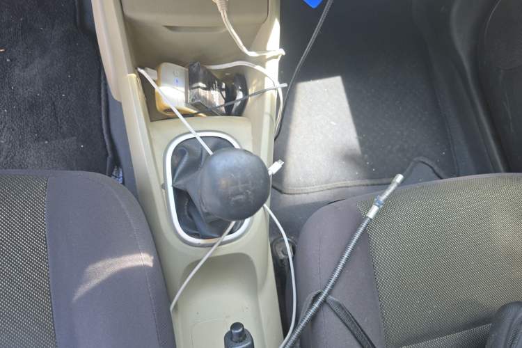 Used Venucia R50 2013 1.6L Manual Fashion Edition Gear Lever
