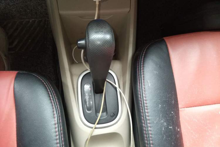 Used Venucia R50 2013 1.6L Automatic Fashion Edition Gear Lever
