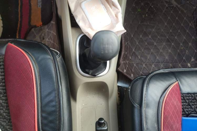 Used Venucia R50 2013 1.6L Manual Fashion Edition Gear Lever