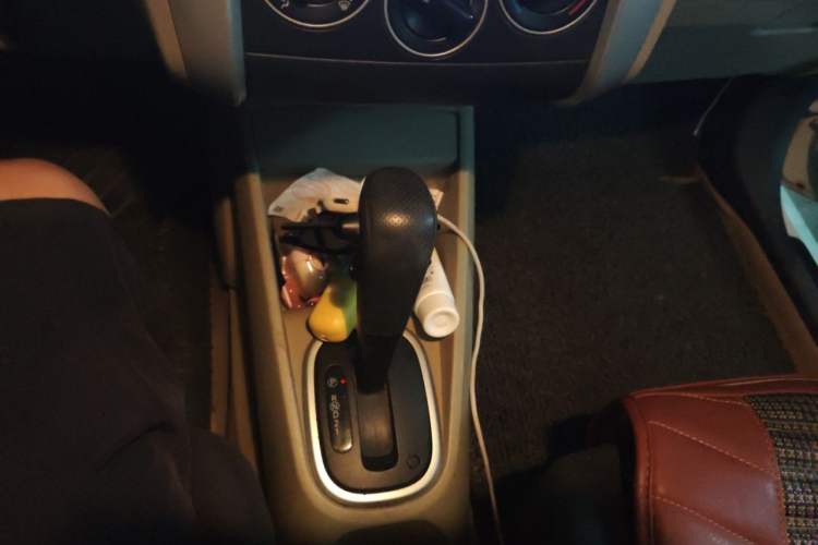 Used Venucia R50 2013 1.6L Automatic Fashion Edition Gear Lever