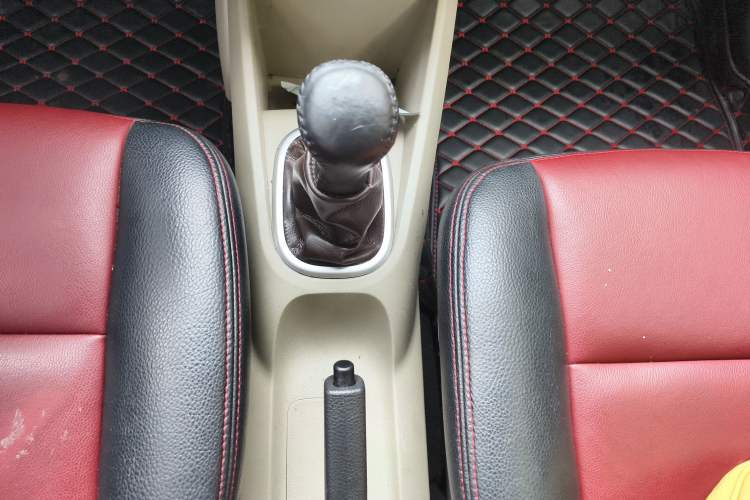 Used Venucia R50 2013 1.6L Manual Fashion Edition Gear Lever