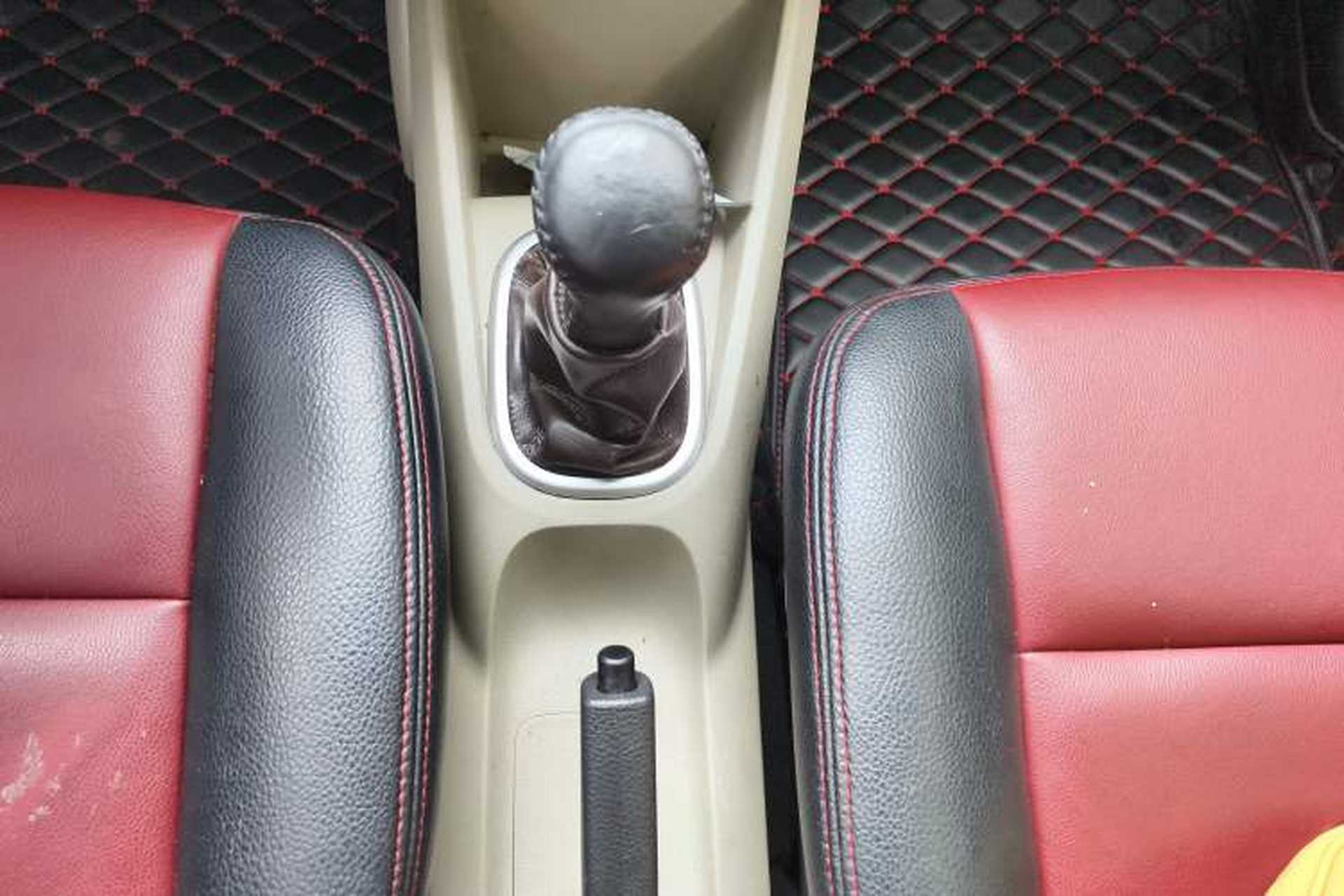 Used Venucia R50 2013 1.6L Manual Fashion Edition Gear Lever