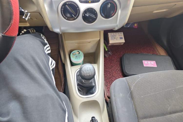 Used Venucia R50 2013 1.6L Manual Fashion Edition Gear Lever