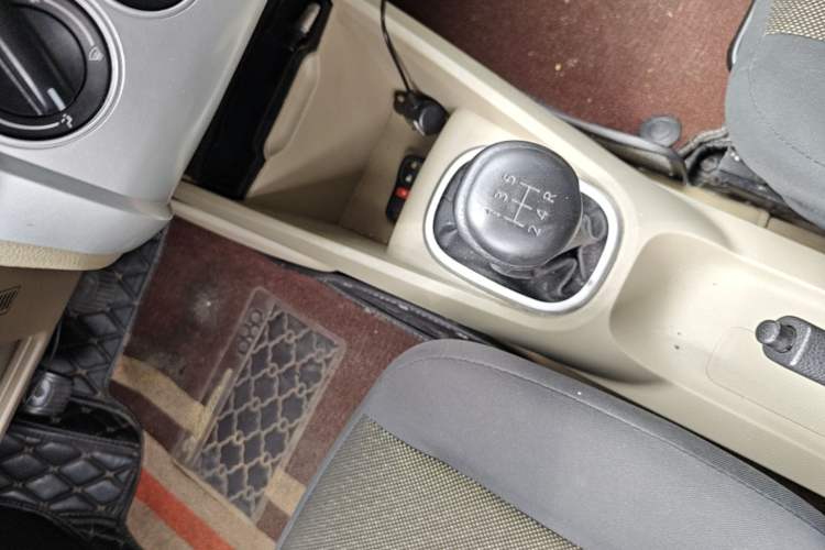 Used Venucia R50 2013 1.6L Manual Fashion Edition Gear Lever