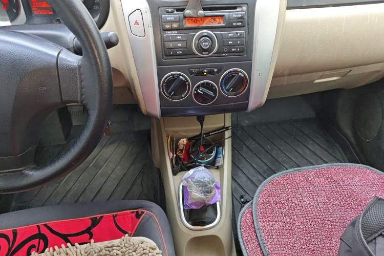Used Venucia R50 2013 1.6L Manual Fashion Edition Gear Lever