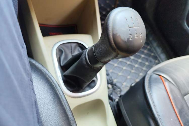 Used Venucia R50 2013 1.6L Manual Fashion Edition Gear Lever