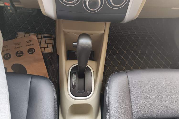 Used Venucia R50 2013 1.6L Automatic Fashion Edition Gear Lever