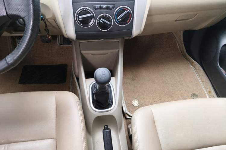 Used Venucia R50 2013 1.6L Manual Luxury Edition Gear Lever