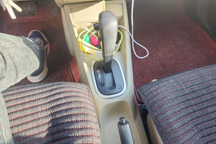 Used Venucia R50 2013 1.6L Automatic Luxury Edition Gear Lever