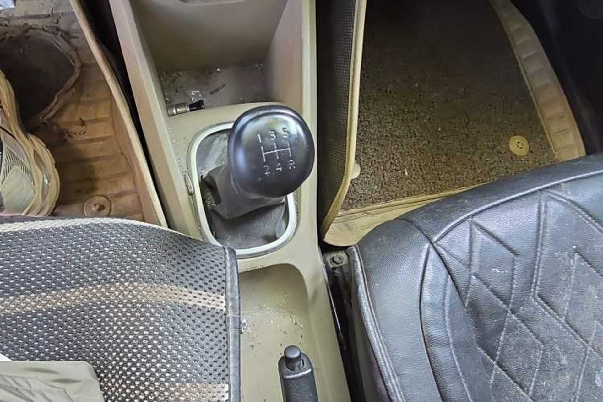 Used Venucia R50 2013 1.6L Manual Fashion Edition Gear Lever