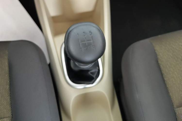 Used Venucia R50 2013 1.6L Manual Fashion Edition Gear Lever